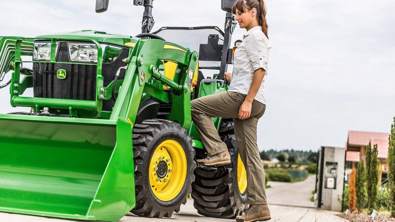 JOHN DEERE Kommunaltraktor 3038E JOHN DEERE Kommunaltraktor 3038E