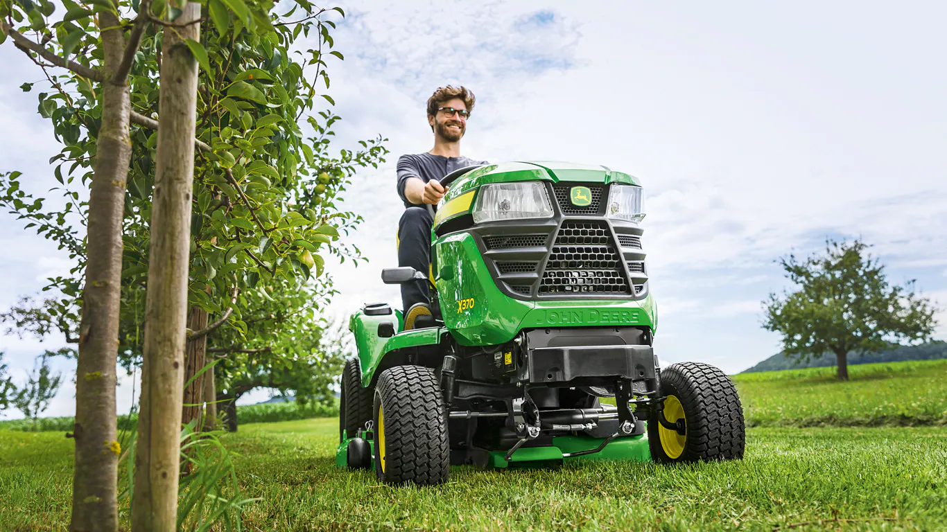 JOHN DEERE Rasentraktor X370 JOHN DEERE Rasentraktor X370