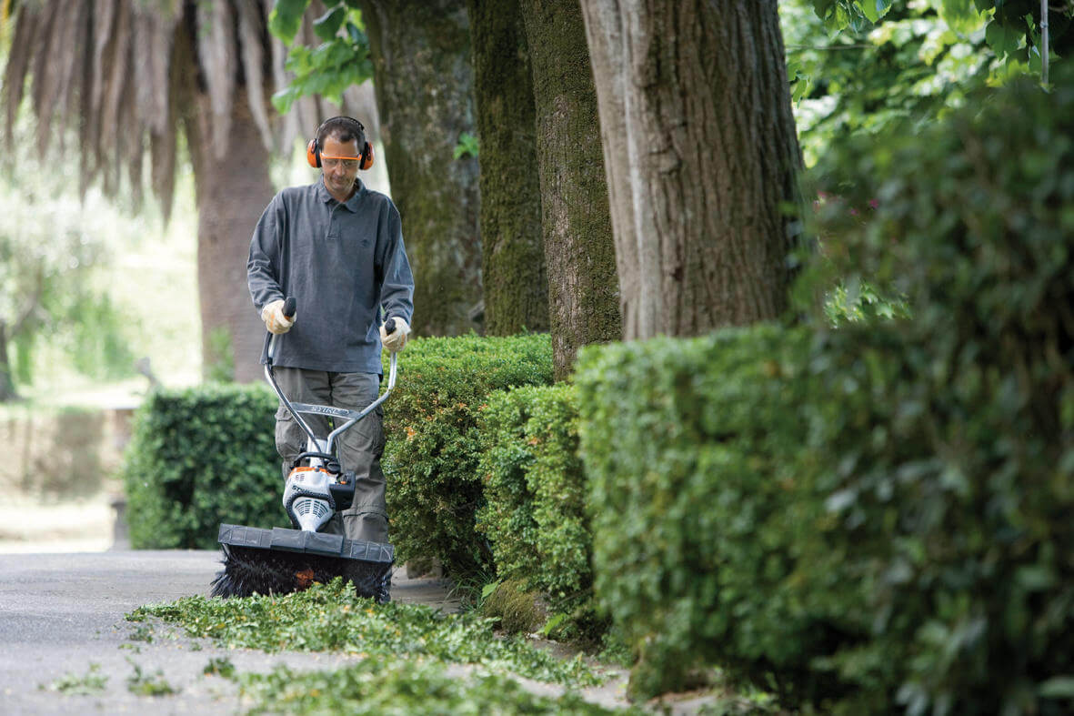 STIHL MultiWerkzeug KB-MM Kehrbürste STIHL MultiWerkzeug KB-MM Kehrbürste