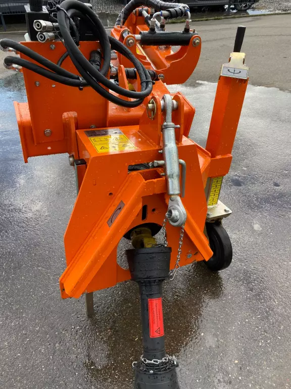 ECOTECH Traktoranbaugerät Wildkrautbürste WKG-7 - Neumaschine (Ravensburg) ECOTECH Traktoranbaugerät Wildkrautbürste WKG-7 - Neumaschine (Ravensburg)