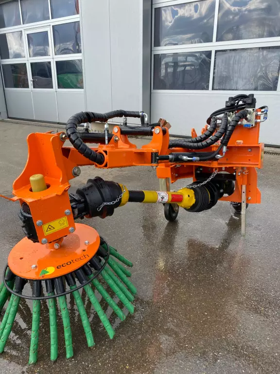 ECOTECH Traktoranbaugerät Wildkrautbürste WKG-7 - Neumaschine (Ravensburg) ECOTECH Traktoranbaugerät Wildkrautbürste WKG-7 - Neumaschine (Ravensburg)