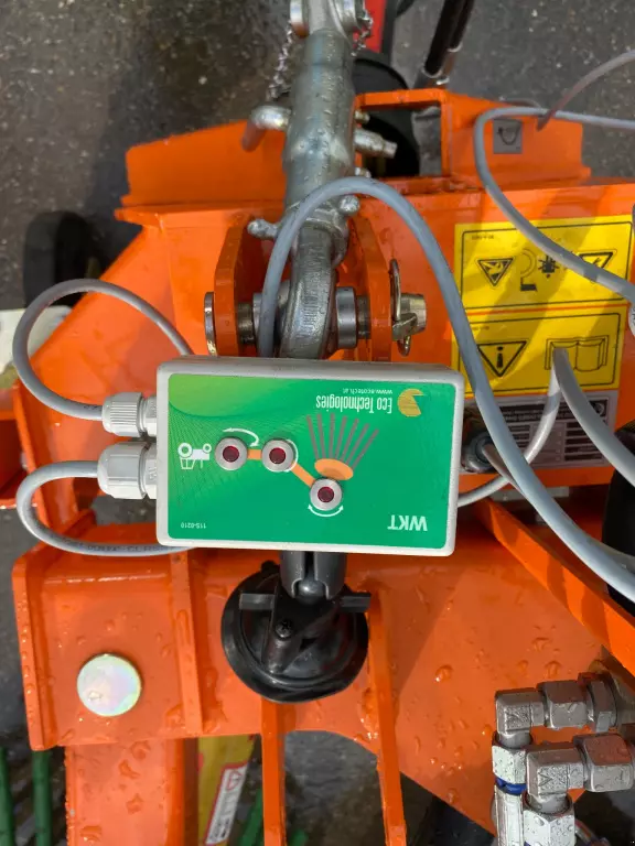 ECOTECH Traktoranbaugerät Wildkrautbürste WKG-7 - Neumaschine (Ravensburg) ECOTECH Traktoranbaugerät Wildkrautbürste WKG-7 - Neumaschine (Ravensburg)
