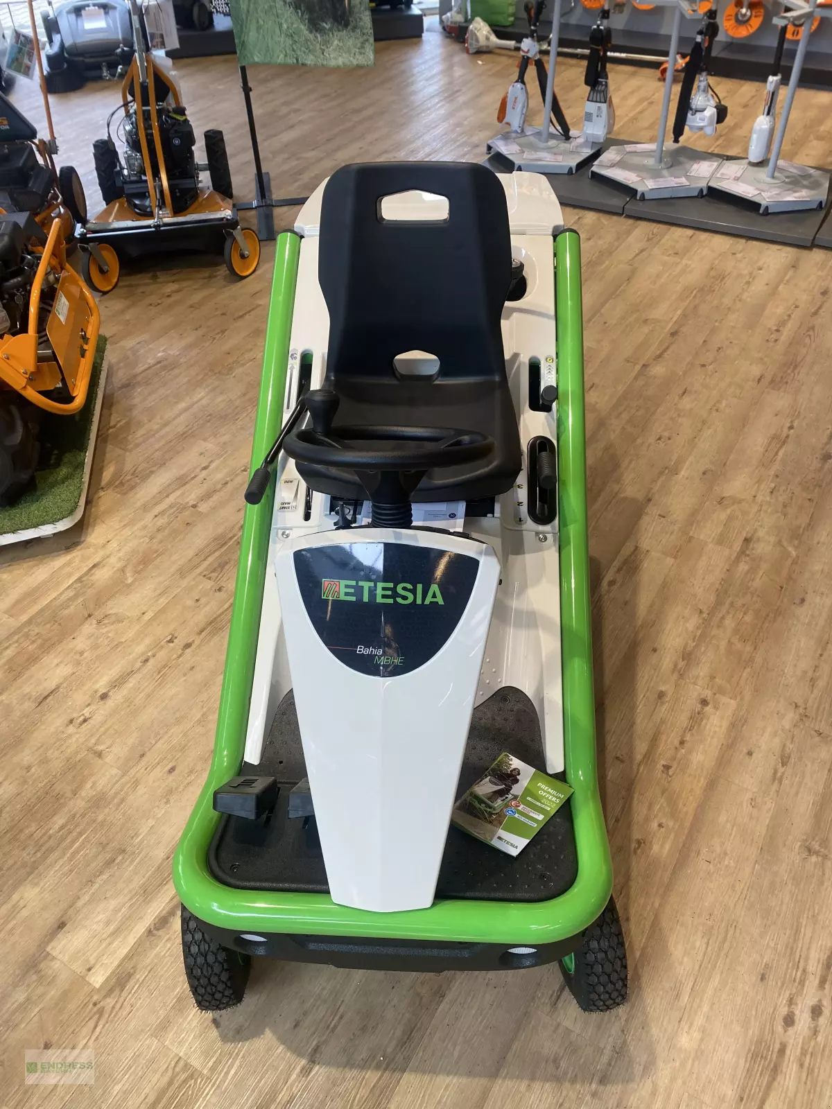 ETESIA Rasentraktor Bahia MBHE - Neumaschine (München) ETESIA Rasentraktor Bahia MBHE - Neumaschine (München)