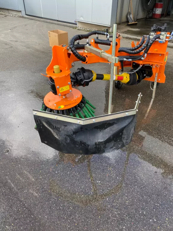 ECOTECH Traktoranbaugerät Wildkrautbürste WKG-7 - Neumaschine (Ravensburg) ECOTECH Traktoranbaugerät Wildkrautbürste WKG-7 - Neumaschine (Ravensburg)