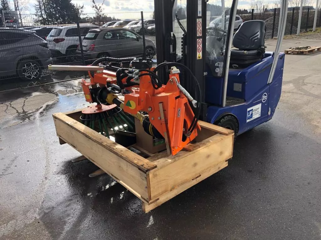 ECOTECH Traktoranbaugerät Wildkrautbürste WKG-7 - Neumaschine (Ravensburg) ECOTECH Traktoranbaugerät Wildkrautbürste WKG-7 - Neumaschine (Ravensburg)
