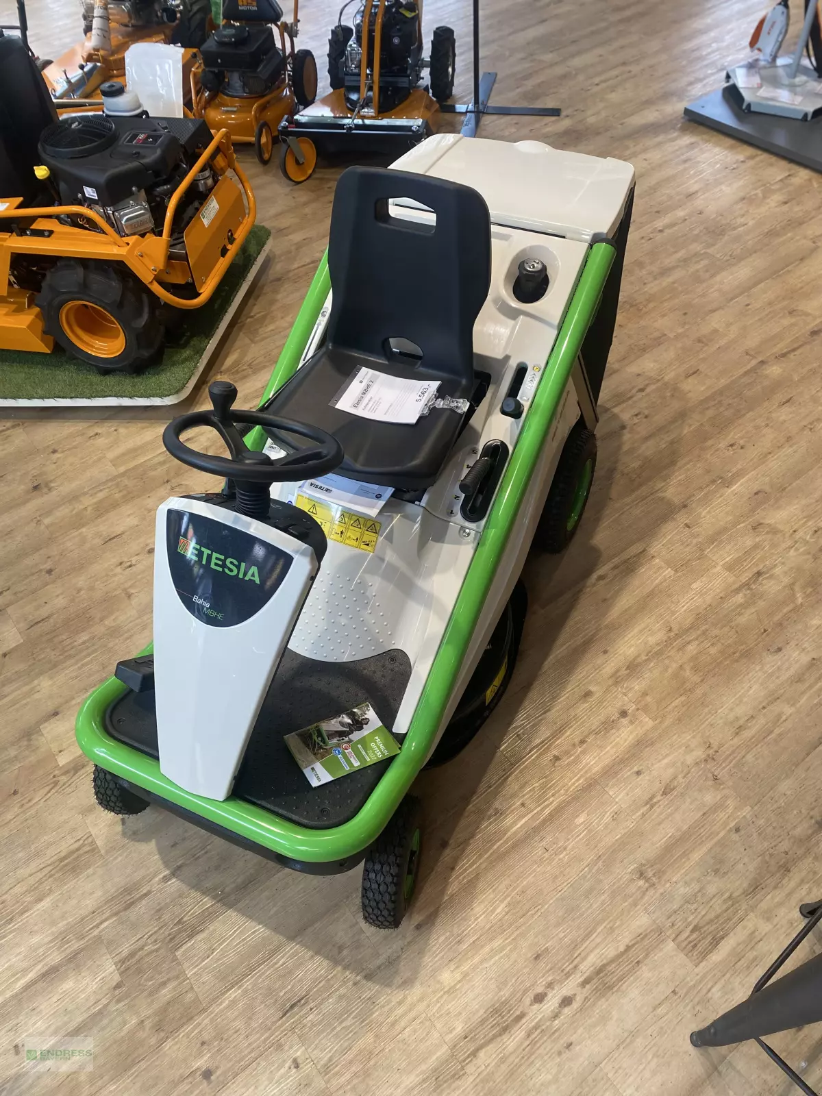 ETESIA Rasentraktor Bahia MBHE - Neumaschine (München) ETESIA Rasentraktor Bahia MBHE - Neumaschine (München)